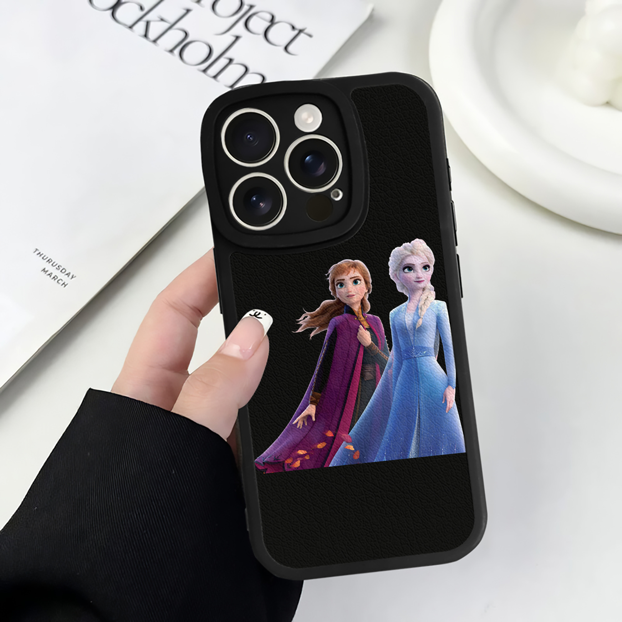 （画像用） アナと雪の女王 アンナ エルサ Frozen Anna Elsa 【iPhone 16シリーズ対応】シリコンスマホケース（レザー調） 材質：シリコン